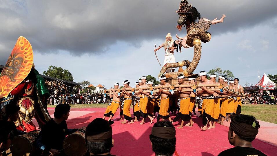 Am Vorabend des Feiertags Nyepi ziehen riesige D&auml;monenfiguren, sogenannte Ogoh-Ogoh, durch die Stra&szlig;en. Dann wird es still. (Archivbild)