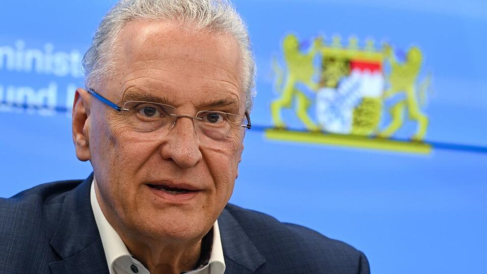 Innenminister Herrmann stellt eine neue Übersetzungs-App für die Polizei vor. (Archivbild) Innenminister Herrmann stellt eine neue Übersetzungs-App für die Polizei vor. (Archivbild)