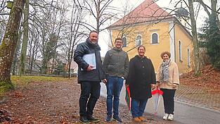 Gr&uuml;&szlig; Gott Heilbr&uuml;nnl: &Uuml;ber die Umsetzung des Leader-Projekts und damit die weitere Aufwertung des Wallfahrerberges freuen sich (von links) Architekt Florian Brunner, K&auml;mmerer Josef Zwicknagl, Doris Dobler vom Bauamt der Stadt und B&uuml;rgermeisterin Alexandra Riedl.