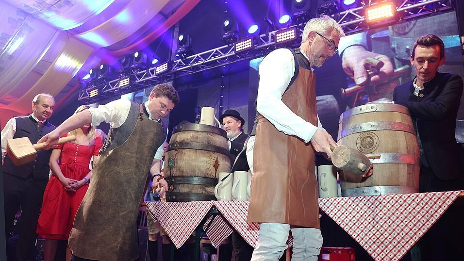 Den Bieranstich im Doppelpack absolvierten die Stichwahl-Teilnehmer Thomas Haslinger (links) und Christoph Rabl, die beide jeweils drei Schl&auml;ge ben&ouml;tigten.