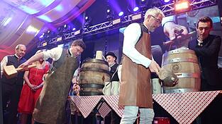 Den Bieranstich im Doppelpack absolvierten die Stichwahl-Teilnehmer Thomas Haslinger (links) und Christoph Rabl, die beide jeweils drei Schl&auml;ge ben&ouml;tigten.