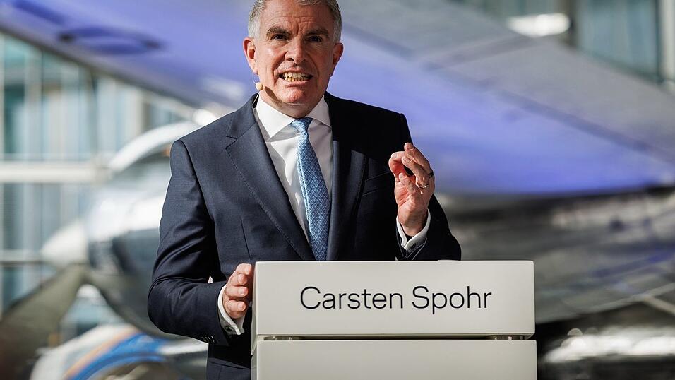 Lufthansa-Chef Carsten Spohr steht zum Streik entschlossenen Piloten und Flugbegleitern entgegen. Lufthansa-Chef Carsten Spohr steht zum Streik entschlossenen Piloten und Flugbegleitern entgegen.