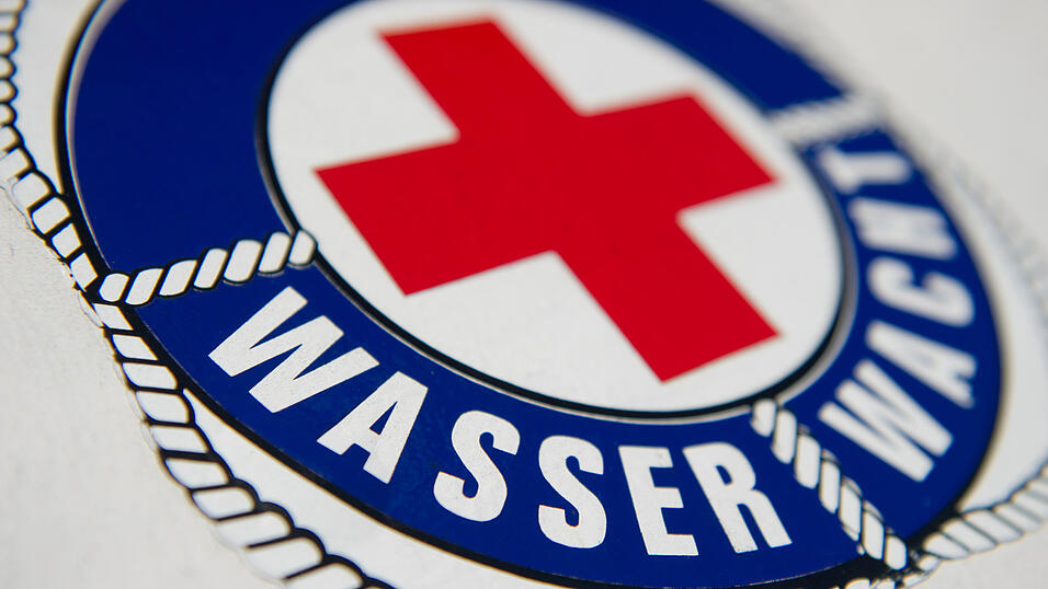 Wasserwacht und Feuerwehr retteten die beiden Schiffbr&uuml;chigen von einer Insel. (Symbolbild)