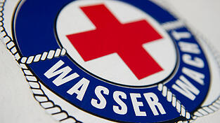 Wasserwacht und Feuerwehr retteten die beiden Schiffbr&uuml;chigen von einer Insel. (Symbolbild)