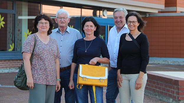 Zurück in ihre Grundschule kamen Monika Holzleitner (v. l.) Lehrer Hermann Klarhauser, Heidrun Gönczi - mit ihrer original Grundschul-Schultasche -, Marcus Damböck und Lisa Hochholzer. Zurück in ihre Grundschule kamen Monika Holzleitner (v. l.) Lehrer Hermann Klarhauser, Heidrun Gönczi - mit ihrer original Grundschul-Schultasche -, Marcus Damböck und Lisa Hochholzer.