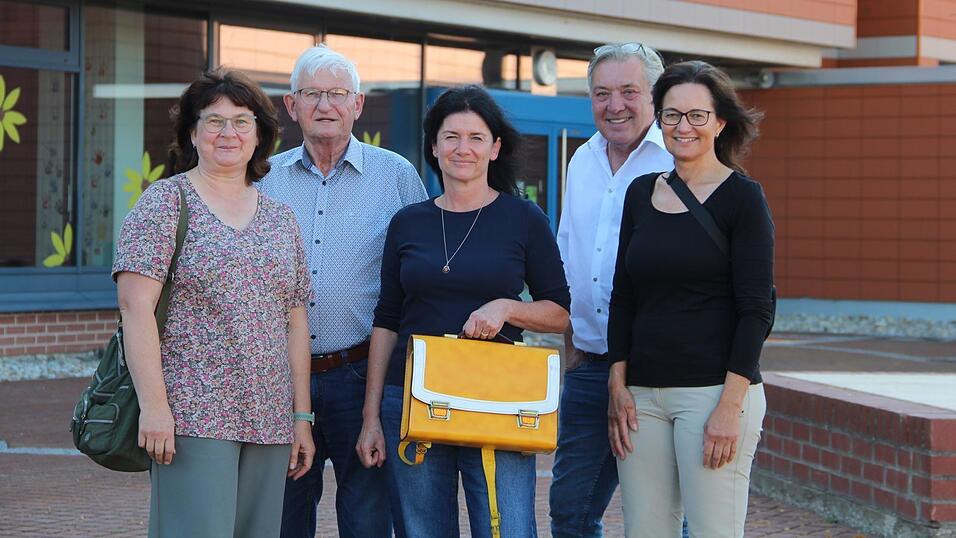 Zurück in ihre Grundschule kamen Monika Holzleitner (v. l.) Lehrer Hermann Klarhauser, Heidrun Gönczi - mit ihrer original Grundschul-Schultasche -, Marcus Damböck und Lisa Hochholzer. Zurück in ihre Grundschule kamen Monika Holzleitner (v. l.) Lehrer Hermann Klarhauser, Heidrun Gönczi - mit ihrer original Grundschul-Schultasche -, Marcus Damböck und Lisa Hochholzer.