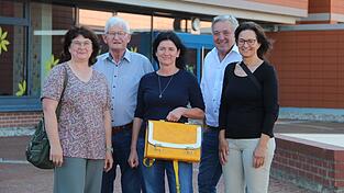 Zurück in ihre Grundschule kamen Monika Holzleitner (v. l.) Lehrer Hermann Klarhauser, Heidrun Gönczi - mit ihrer original Grundschul-Schultasche -, Marcus Damböck und Lisa Hochholzer. Zurück in ihre Grundschule kamen Monika Holzleitner (v. l.) Lehrer Hermann Klarhauser, Heidrun Gönczi - mit ihrer original Grundschul-Schultasche -, Marcus Damböck und Lisa Hochholzer.