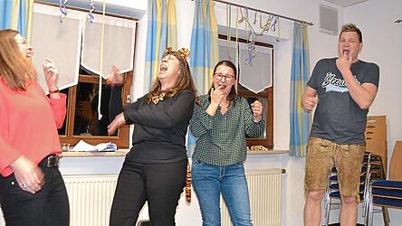 Immer wieder bezog der Bobbe seine Zuh&ouml;rerinnen in die Witze und lustigen Geschichten mit ein.