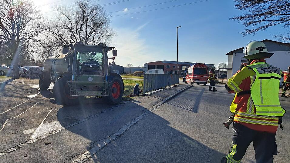 Die Feuerwehr beseitigte Kl&auml;rschlamm aus Erlbach und Sempt.&nbsp;