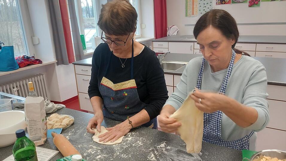 Pauline Gradewohl und Rosa Eberl bereiten eine traditionelle Mehlspeise, sogenannte Reinzelten mit Vanilliesauce zu. Pauline Gradewohl und Rosa Eberl bereiten eine traditionelle Mehlspeise, sogenannte Reinzelten mit Vanilliesauce zu.