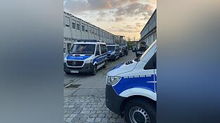 Kontrollen bei der Begehung des ANKER-Zentrums in der Stadtfeldstraße in Deggendorf. Kontrollen bei der Begehung des ANKER-Zentrums in der Stadtfeldstraße in Deggendorf.