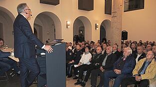 Voll besetzte Stuhlreihen bei der Mettener Bürgerversammlung. Die Anwesenden hatten aber wenig Diskussionsbedarf. Voll besetzte Stuhlreihen bei der Mettener Bürgerversammlung. Die Anwesenden hatten aber wenig Diskussionsbedarf.