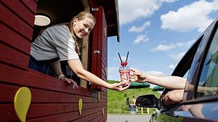 Neben frischen Erdbeeren gibt es auch Eis und Milchshakes im Erdbeer-Drive-in.