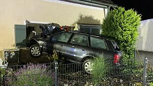 Der nicht angemeldete Audi blieb in einem Wohnhaus stecken, nachdem der Fahrer von der Straße abkam. Der nicht angemeldete Audi blieb in einem Wohnhaus stecken, nachdem der Fahrer von der Straße abkam.