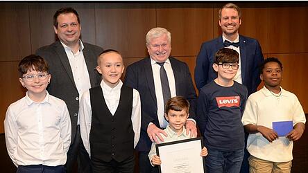 Der Nachwuchs machte das Rennen: die drei Landauer B&uuml;rgermeister (hinten) mit der Mannschaft des Jahres, Jannik Zellner (v.l.), Jordan Goldscheck, Leopold Wistuba, Lukas Berger und Emmanuel Siegl