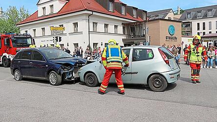 Die Ausgangslage: Zwei Autos waren frontal zusammengesto&szlig;en.