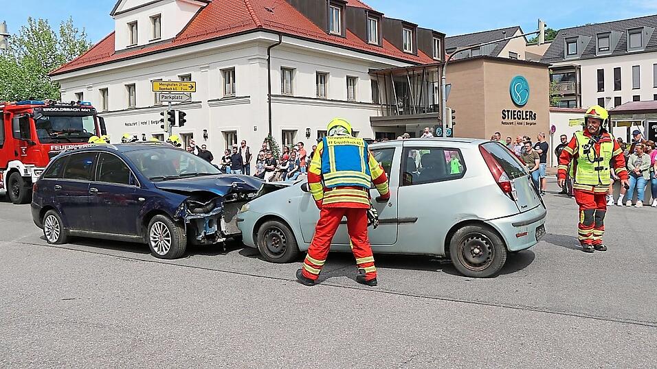 Die Ausgangslage: Zwei Autos waren frontal zusammengestoßen. Die Ausgangslage: Zwei Autos waren frontal zusammengestoßen.