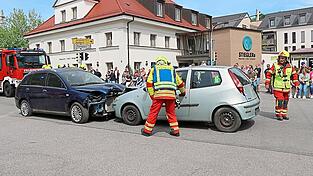 Die Ausgangslage: Zwei Autos waren frontal zusammengesto&szlig;en.