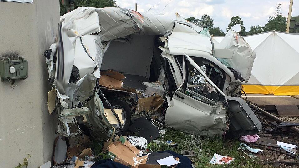 Am Bahnübergang Herzogau in der Gemeinde Pilsting hat sich am Montagvormittag ein Zugunglück ereignet. Am Bahnübergang Herzogau in der Gemeinde Pilsting hat sich am Montagvormittag ein Zugunglück ereignet.