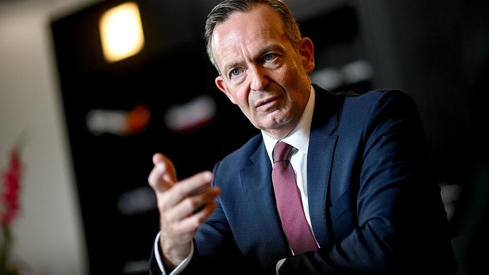 Verkehrsminister Volker Wissing warnt vor bundesweiten Fahrverboten an Wochenenden. Die Gr&uuml;nen kritisieren seine Warnung und sprechen von einer falschen Behauptung des Liberalen.