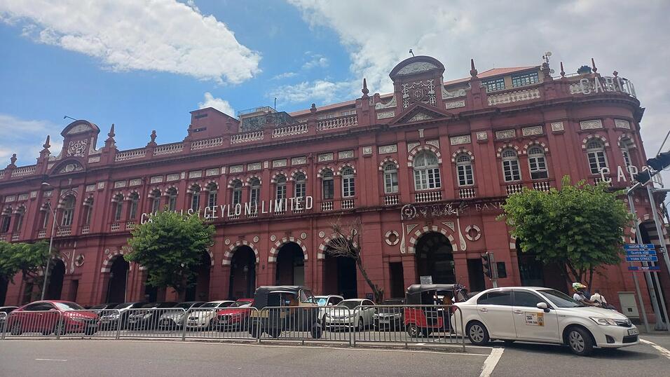 Historische Tempel, moderne Bauten, viel Gewusel: Das ist Colombo, Sri Lankas Hauptstadt.