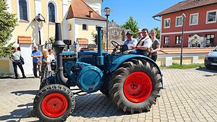 Pfarrer Osterholzer wurde mit einem Oldtimer abgeholt.