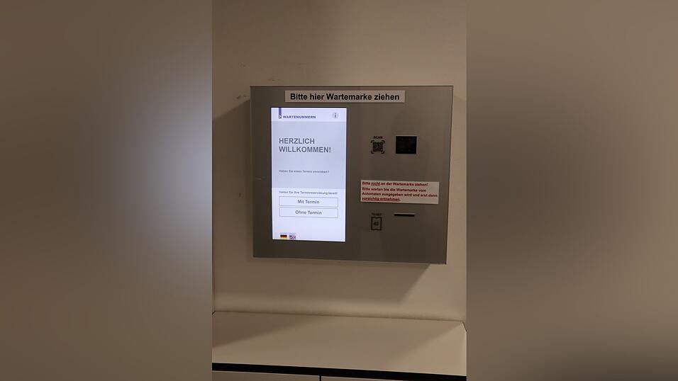 Ticketgeber im Meldeamt: Hier kann man eine Nummer ziehen oder per QR-Code seinen angemeldeten Termin eingeben. Ticketgeber im Meldeamt: Hier kann man eine Nummer ziehen oder per QR-Code seinen angemeldeten Termin eingeben.