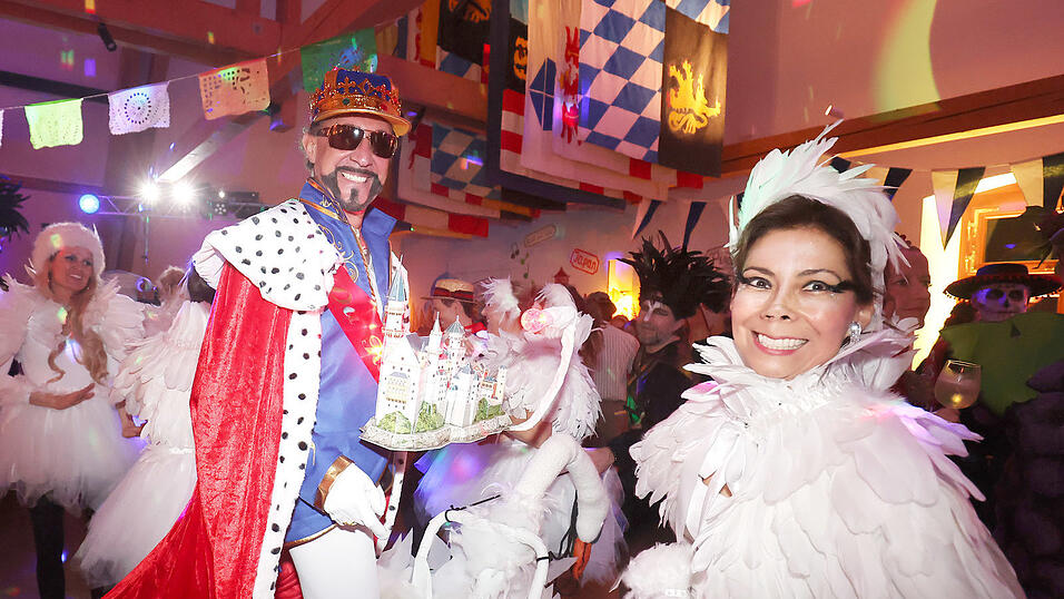 Seit vergangenem Sommer sind die Schl&ouml;sser K&ouml;nig Ludwigs II. Weltkulturerbest&auml;tten. Das wurde nat&uuml;rlich auch auf dem F&ouml;rderer-Fasching gefeiert. Samt dem Kini und seinen Schw&auml;nen.