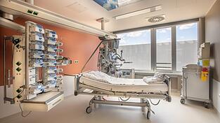 Einige eingelieferte Patienten wurden im Klinikum St. Elisabeth aufgrund der Hitze intensivmedizinisch behandelt - wie hier in einem Zimmer der Intensivstation.