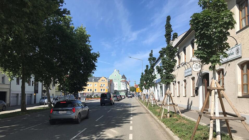 Ein Punkt des Masterplans ist die Schaffung von mehr Grün in der Stadt, um die Sommerhitze erträglicher zu machen. Die Stadt hat bereits an mehreren Stellen wie hier an der Heerstraße damit begonnen. Ein Punkt des Masterplans ist die Schaffung von mehr Grün in der Stadt, um die Sommerhitze erträglicher zu machen. Die Stadt hat bereits an mehreren Stellen wie hier an der Heerstraße damit begonnen.