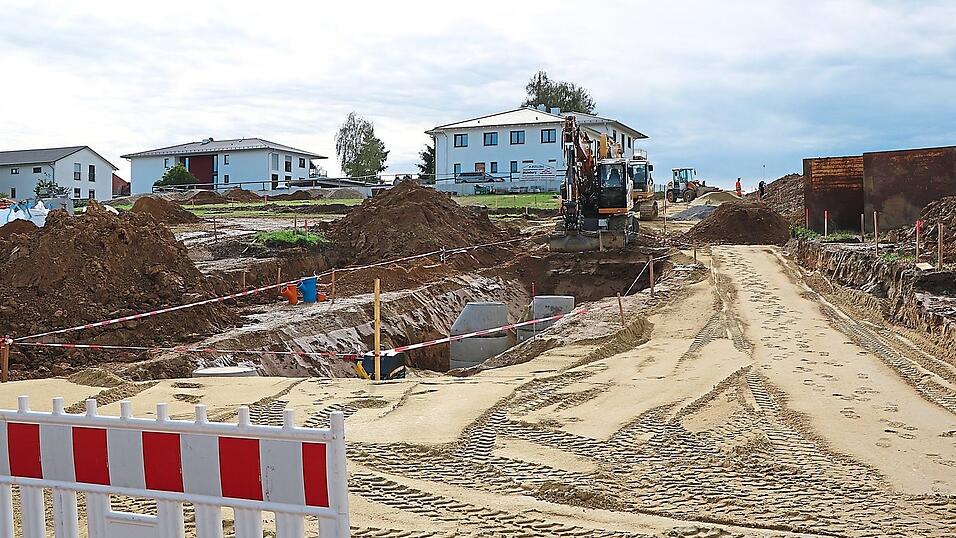 Seit Mitte September läuft die Erschließung für das neue Baugebiet südlich der Zieglerstraße im Mainburger Westen. Die Arbeiten werden sich noch bis Ende nächsten Jahres hinziehen. Seit Mitte September läuft die Erschließung für das neue Baugebiet südlich der Zieglerstraße im Mainburger Westen. Die Arbeiten werden sich noch bis Ende nächsten Jahres hinziehen.