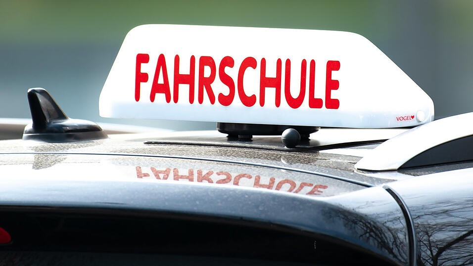 Fahrschulen und Fahrschüler haben schwierige Monate hinter sich. Mittlerweile gilt in Bayern aber anstatt der 2G-Regel wieder die 3G-Regelung für Fahrschüler. Das sorgt für eine Entspannung der Lage. Fahrschulen und Fahrschüler haben schwierige Monate hinter sich. Mittlerweile gilt in Bayern aber anstatt der 2G-Regel wieder die 3G-Regelung für Fahrschüler. Das sorgt für eine Entspannung der Lage.