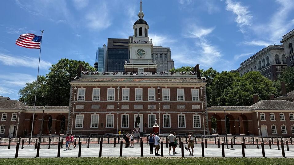 Die Unabhängigkeitserklärung wurde in der Independence Hall in Philadelphia unterzeichnet. Die Unabhängigkeitserklärung wurde in der Independence Hall in Philadelphia unterzeichnet.