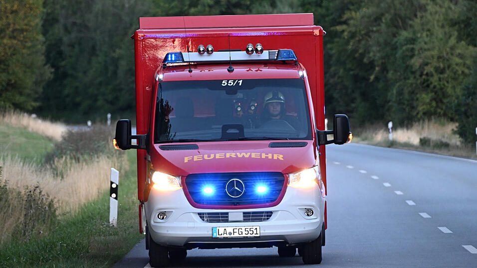 Bei dem Unfall auf der B 299 sind ein Motorradfahrer und eine Autofahrerin verletzt worden.