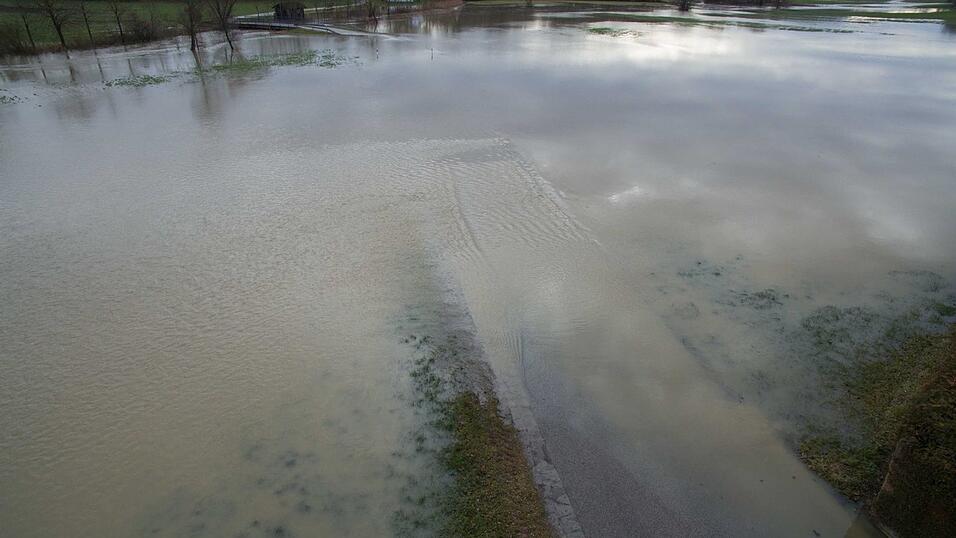 Durch den anhaltenden Regen und die Schneeschmelze war die Vils am Freitagmittag an einigen Stellen bei Vilsbiburg und Gerzen &uuml;ber die Ufer getreten. Einige Strassen waren somit nicht mehr passierbar und mussten gesperrt werden.