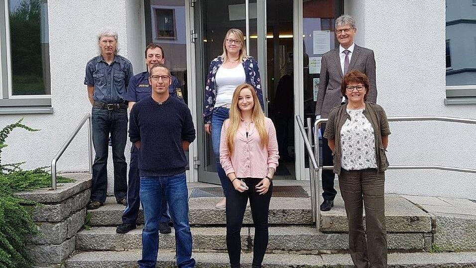 Thomas Griesbeck, Wachtmeisterei (vo.v.li.); Ramona Vogl, Zivilabteilung; Geschäftsleiterin Siegrid Weiß; Personalratsvorsitzender Günther Kopera (hi.v.li.); Leiter der Wachtmeisterei Herbert Stadler; Gruppenleitung Zivilabteilung Maria Kroner und den Viechtacher Amtsgerichtsdirektor Johann Zankl. Thomas Griesbeck, Wachtmeisterei (vo.v.li.); Ramona Vogl, Zivilabteilung; Geschäftsleiterin Siegrid Weiß; Personalratsvorsitzender Günther Kopera (hi.v.li.); Leiter der Wachtmeisterei Herbert Stadler; Gruppenleitung Zivilabteilung Maria Kroner und den Viechtacher Amtsgerichtsdirektor Johann Zankl.