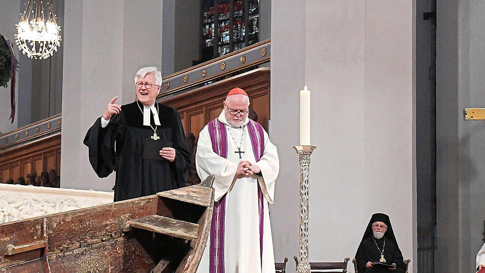 Landesbischof Heinrich Bedford-Strohm (li.) und Kardinal Reinhard Marx beim &ouml;kumenischen Gottesdienst zum Gedenken an die Toten im Mittelmeer vor einem Jahr im M&uuml;nchner Dom.