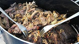 Gleich gibt&rsquo;s einen Beef Ribs Burger. Davor wird das Fleisch noch gepulled, also zerrupft.