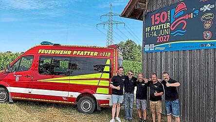 Am Raithstadel prangt ebenfalls die Festinfo, befestigt von den Festausschussmitgliedern (von rechts nach links) Andreas Fuchs, Gerald Lugauer, Florian Binder, Alois Solleder und Andreas Heitzer.