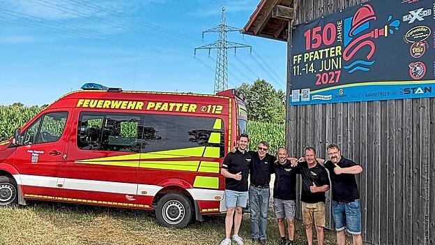 Am Raithstadel prangt ebenfalls die Festinfo, befestigt von den Festausschussmitgliedern (von rechts nach links) Andreas Fuchs, Gerald Lugauer, Florian Binder, Alois Solleder und Andreas Heitzer.