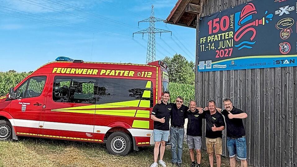 Am Raithstadel prangt ebenfalls die Festinfo, befestigt von den Festausschussmitgliedern (von rechts nach links) Andreas Fuchs, Gerald Lugauer, Florian Binder, Alois Solleder und Andreas Heitzer.