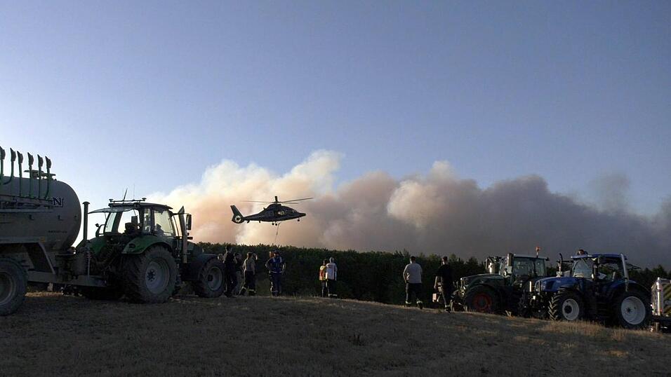 Der Brand hat bereits rund 25 Hektar Wald in Beschlag genommen. Nun bedroht er einen Ortsteil von Hürtgenwald. Der Brand hat bereits rund 25 Hektar Wald in Beschlag genommen. Nun bedroht er einen Ortsteil von Hürtgenwald.