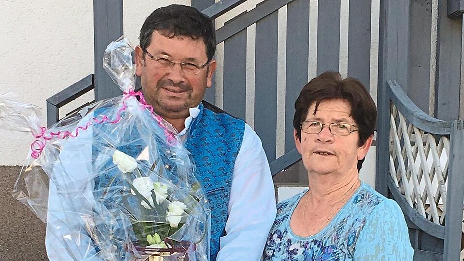 Helmut Metzner verabschiedet Irmgard Schappele.