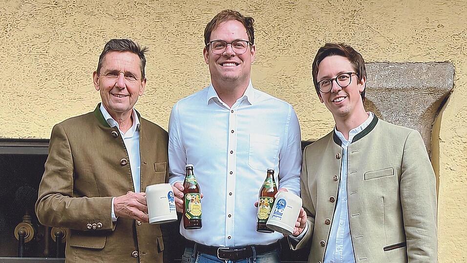 Auf einer Wellenlänge: Die Festwirte Anton Nothaft senior und junior mit Brauerei-Chef Josef Erl (Mitte). Auf einer Wellenlänge: Die Festwirte Anton Nothaft senior und junior mit Brauerei-Chef Josef Erl (Mitte).