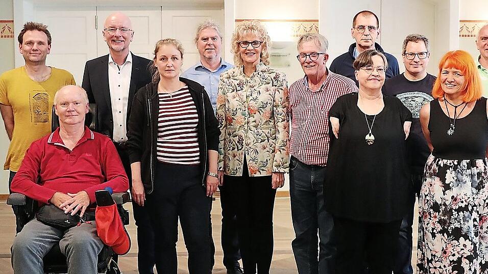 Mitglieder des neuen Behindertenbeirats zusammen mit (von links) Carolin V&ouml;lkner, Behindertenbeauftragte der Stadt Landshut, Patrick Stooss, J&ouml;rg Z&auml;ch, Oberb&uuml;rgermeister Alexander Putz, Mirjam Krebs, Markus Scheuermann, Monika Voland-Kleemann, Hans-Peter Brunnhuber, Stephan Geiner, Ulrike Schleifenbaum, Markus Holzer, Katja Kellermeyer, Gerd Aufleger, Cornelia Stenzel.