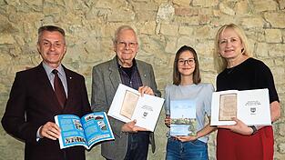 Die Festschrift zur 1250-Jahrfeier von Pfatter wurde offiziell vorgestellt: Geschäftsführerin Anita Schullerbauer (von rechts) und Layouterin Lena Steiger von der Werbefirma Bauer & Frischluft, Redakteur Frank Auerbach mit Bürgermeister und Festleiter Hans Biederer.