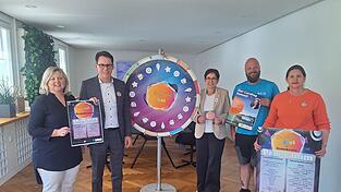 Sie haben sich zum Thema Demokratie einiges einfallen lassen: (v. l.) Yvonne Pletl-Sch&auml;fer (Stadtr&auml;tin, &bdquo;Demokratie leben!&ldquo;), Oberb&uuml;rgermeister Dr. Christian Moser, Ursula Kessler (&bdquo;Demokratie leben!&ldquo;), Ben Haslbeck und Karin Loibl (beide Jugendcenter 4You).