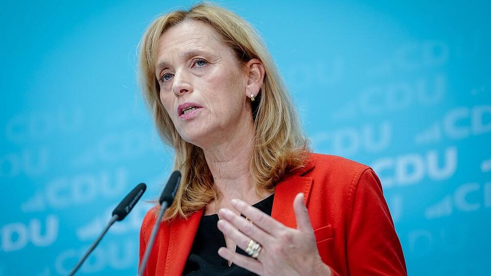 Bildungsministerin Prien berichtet von Überlegungen unter Juden, ob sie sich vorsorglich ein Finanzpolster im Ausland anlegen sollen.