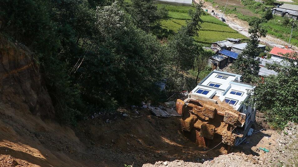 Heftige Regenfälle haben in Nepal Überschwemmungen und Erdrutsche ausgelöst. Heftige Regenfälle haben in Nepal Überschwemmungen und Erdrutsche ausgelöst.