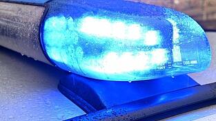 Ein 22-Jähriger hatte sich bei Eitting mit seinem Auto überschlagen - die Polizei nahm den Unfall auf. (Symbolbild)